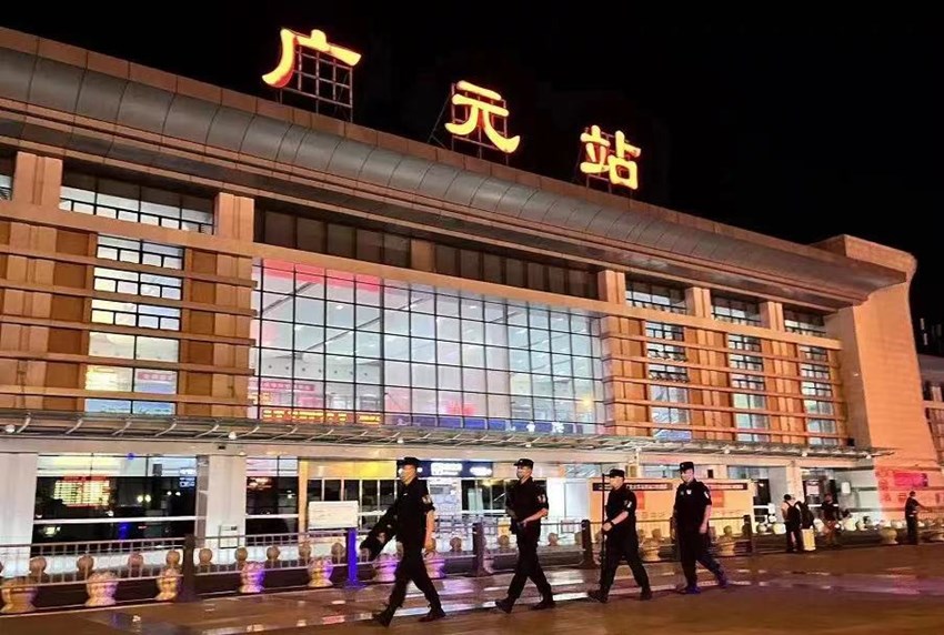 正在巡查的民警。四川公安供图