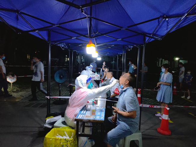 成都市双流区九江社区卫生服务中心全体医务人员坚守在战疫一线。李思佳供图