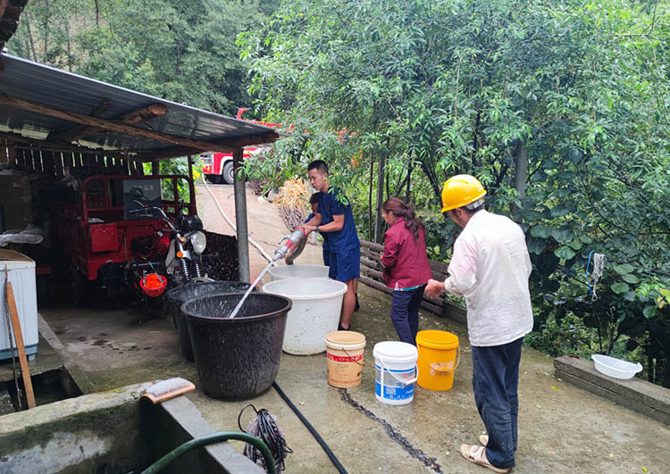 将干净卫生的水送到村民家。苍溪县融媒体中心供图