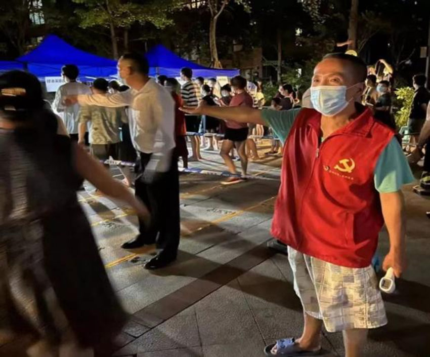 志願者引導居民有序進行核酸檢測。金牛區文明辦供圖