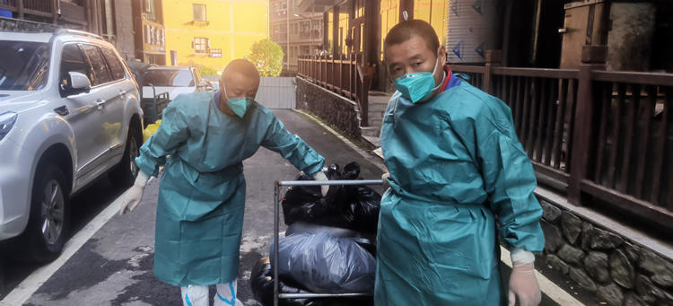 稅務干部在社區搬運垃圾。四川省稅務局供圖