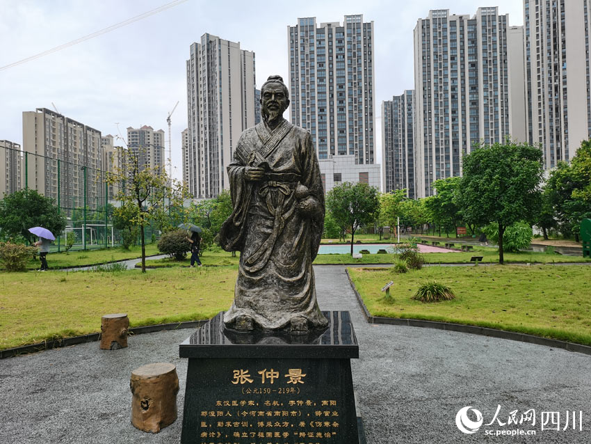 长宁县中医医院内的张仲景雕塑。人民网 刘海天摄