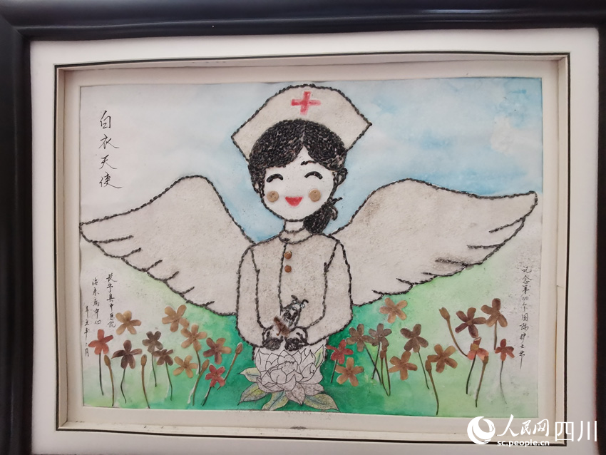 医院职工制作的医药文化艺术品。人民网 刘海天摄