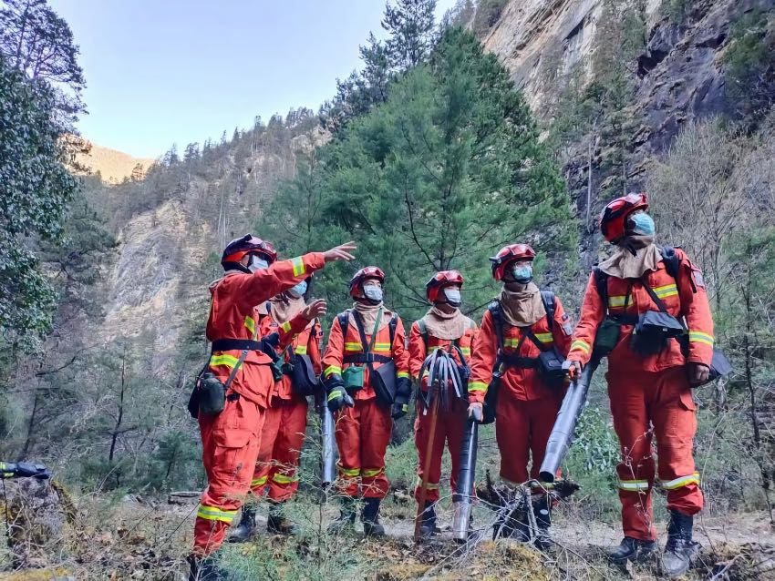 “五一”小長假，消防救援人員在防火巡護中度過。四川省森林消防總隊供圖
