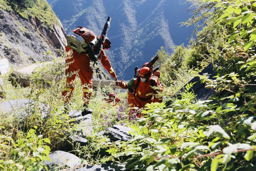 消防救援人員幾十年如一日，守護著高原。四川省森林消防總隊供圖