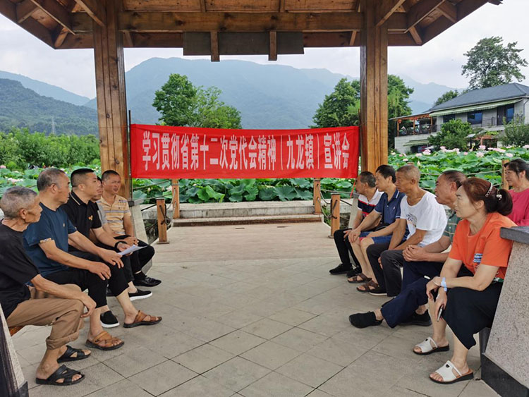 棚花村党支部书记蒋刚带领村民开展宣讲活动。绵竹市融媒体中心供图