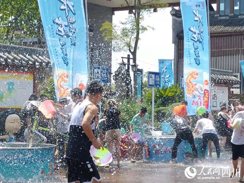 以水传递吉祥与欢乐，引爆夏日玩水热情。吴舒婷摄