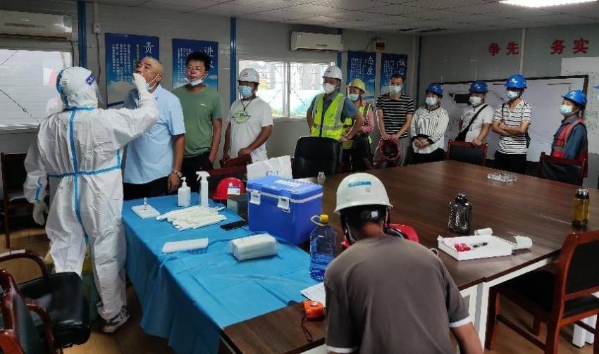核酸检测。中铁九局成都轨道交通8号线二期项目部供图