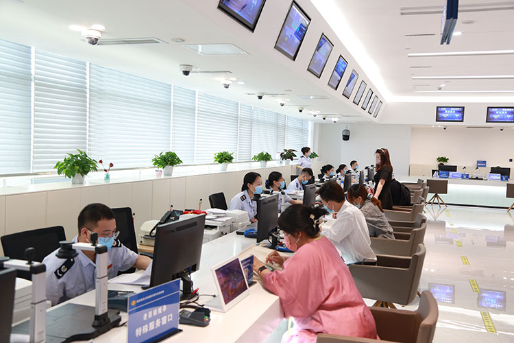青羊区税务局办税服务厅。成都市税务局供图