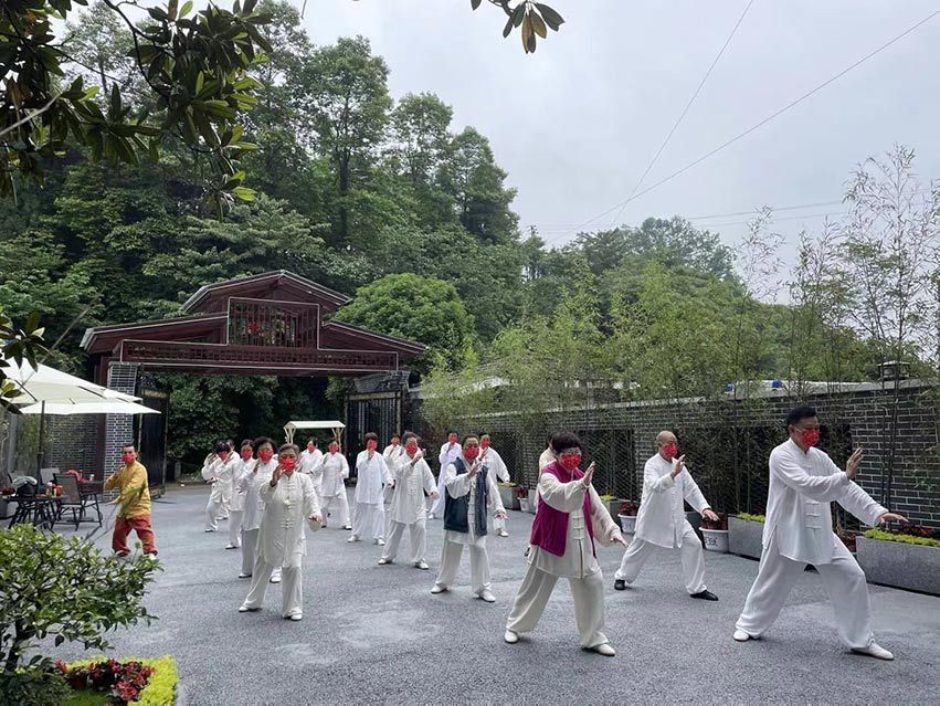 龙门山卫生院入住老年人打太极。彭州市卫健局供图