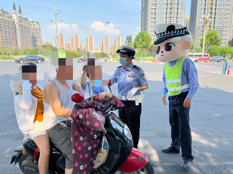 卡通人偶“七小安”和警察拦住违章市民。天府新区融媒体中心供图