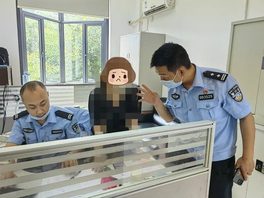 民警劝说何女士。成都市公安局天府新区分局供图