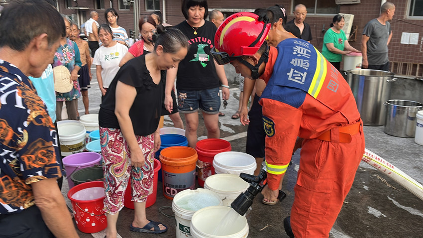 乐山消防员为群众送水。乐山市消防救援支队供图