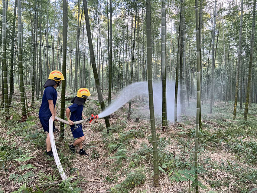 宜宾市消防员在给竹荪基地浇水。宜宾市消防救援支队供图