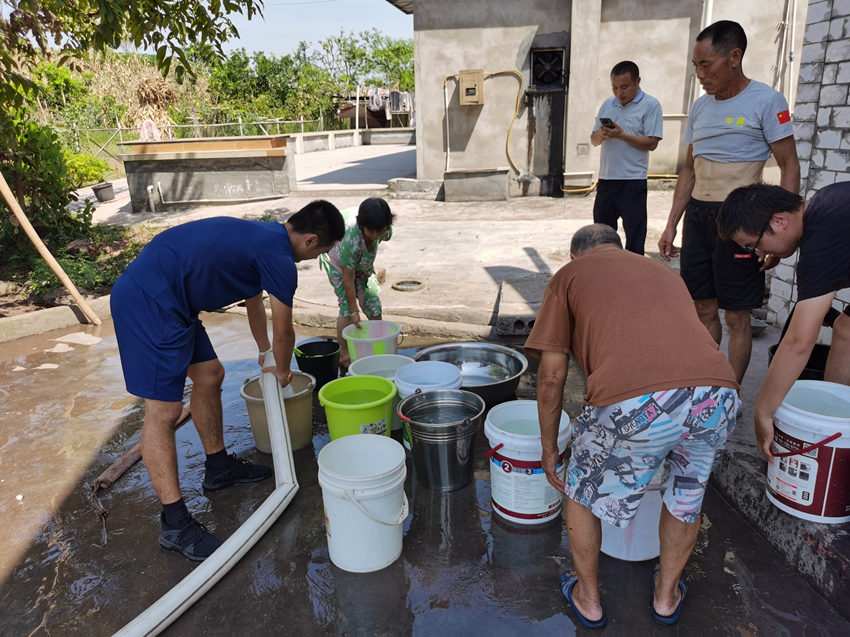 自贡市消防员向缺水群众送水。自贡市消防救援支队供图