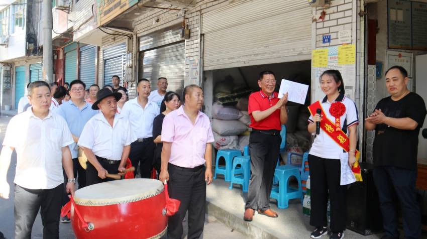 平昌县金宝街道组织干群为高考学子送喜榜上门。王鹏程供图