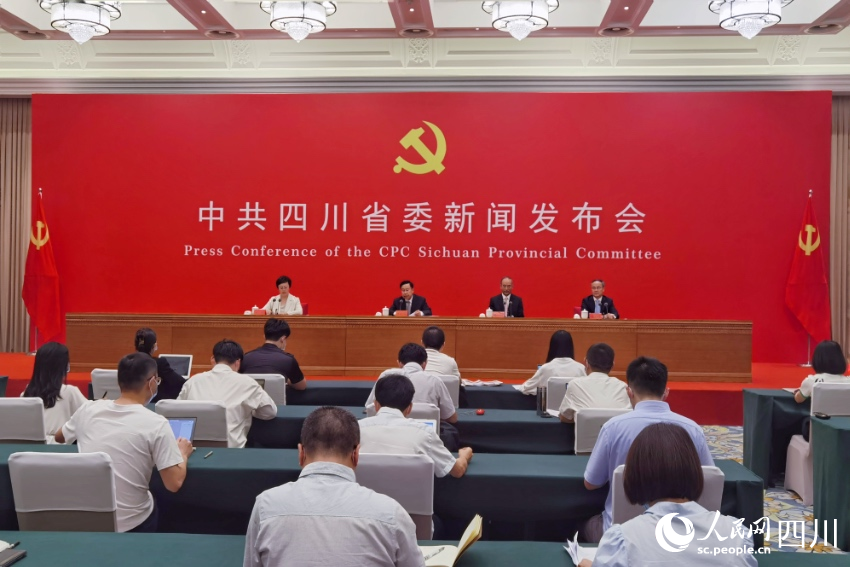 8月18日，“中国这十年·四川”主题新闻发布会在成都召开。 人民网 王洪江摄