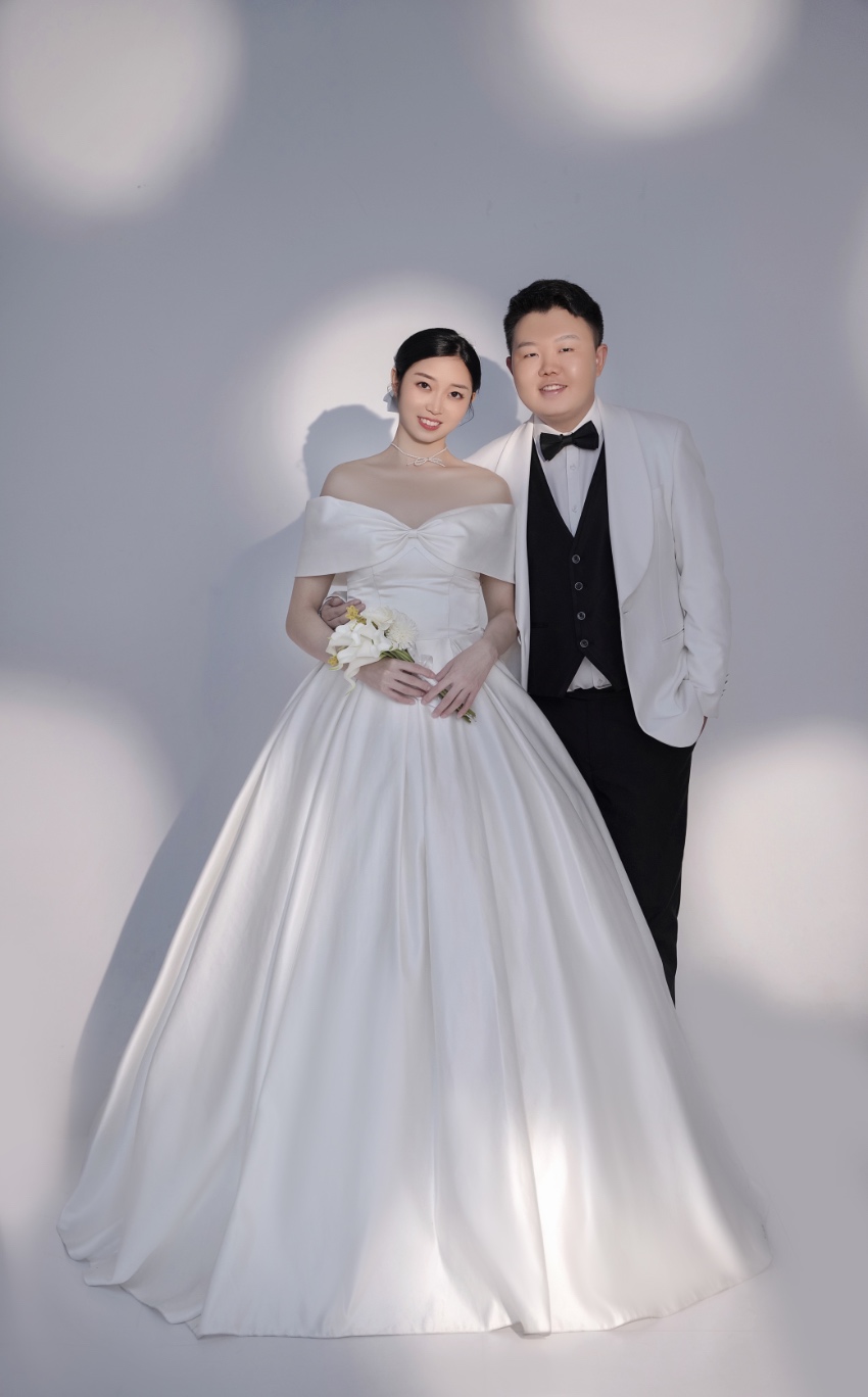 结婚照。受访者供图