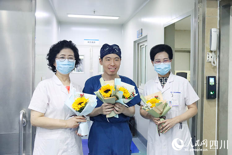 将鲜花送到医生手上。徐田莉摄