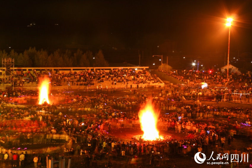 布拖縣是彝族火把節的發源地，被稱為“中國彝族火把節之鄉”。俄底爾以攝