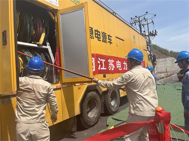 国网江苏电力公司应急发电车接入渠县电力公司10千伏庆高线，发电功率1000千瓦，保障了渠县高速公路疫情防控点、渠北卫生院及1000余户居民正常用电。国网四川供图