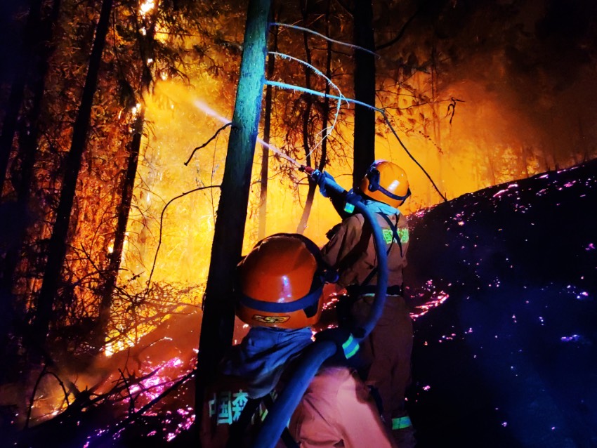 泸州市泸县火场的扑火现场。四川省应急管理厅供图