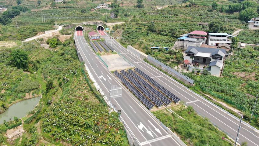 攀大高速目前已实现用电“自发自用”。四川省交通运输厅供图
