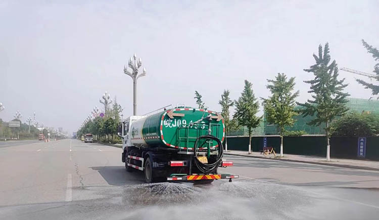 洒水车清洗街道。什邡市融媒体中心供图