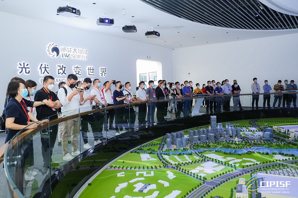 考察团一行来到通威太阳能金堂基地。主办方供图