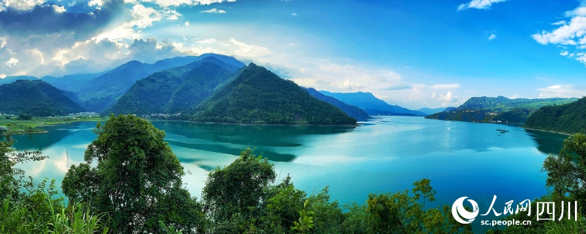 雷波旅游資源豐富，圖為全國第三大高山深水湖泊馬湖。楊琳攝