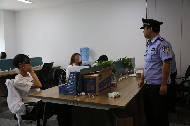 民警對公安展開突襲檢查，現場擋獲可疑人員。金牛區公安分局供圖