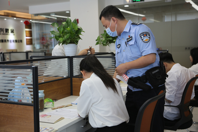 民警对可疑人员进行询问登记。金牛区公安分局供图
