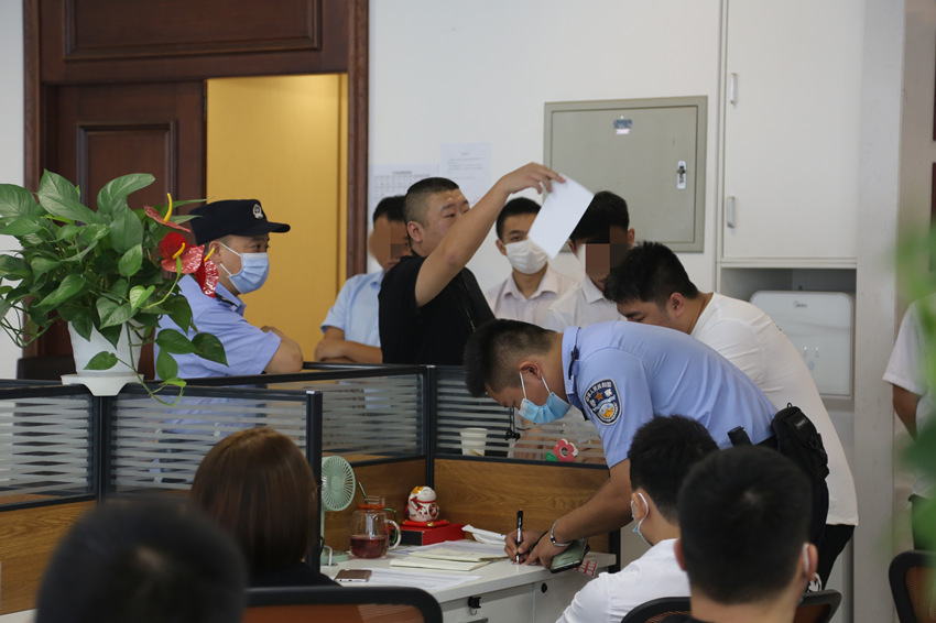 民警对可疑人员进行询问登记。金牛区公安分局供图