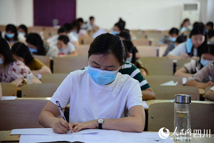 苍溪县职业高级中学教师参加开学考试。马洪凯 摄