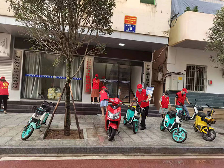 党员志愿者将非机动车摆放整齐。朝天区融媒体中心供图