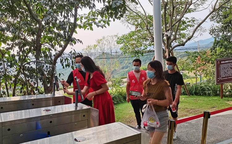 在景區觀景平台開展游客引導服務。山泉鎮黨群辦供圖