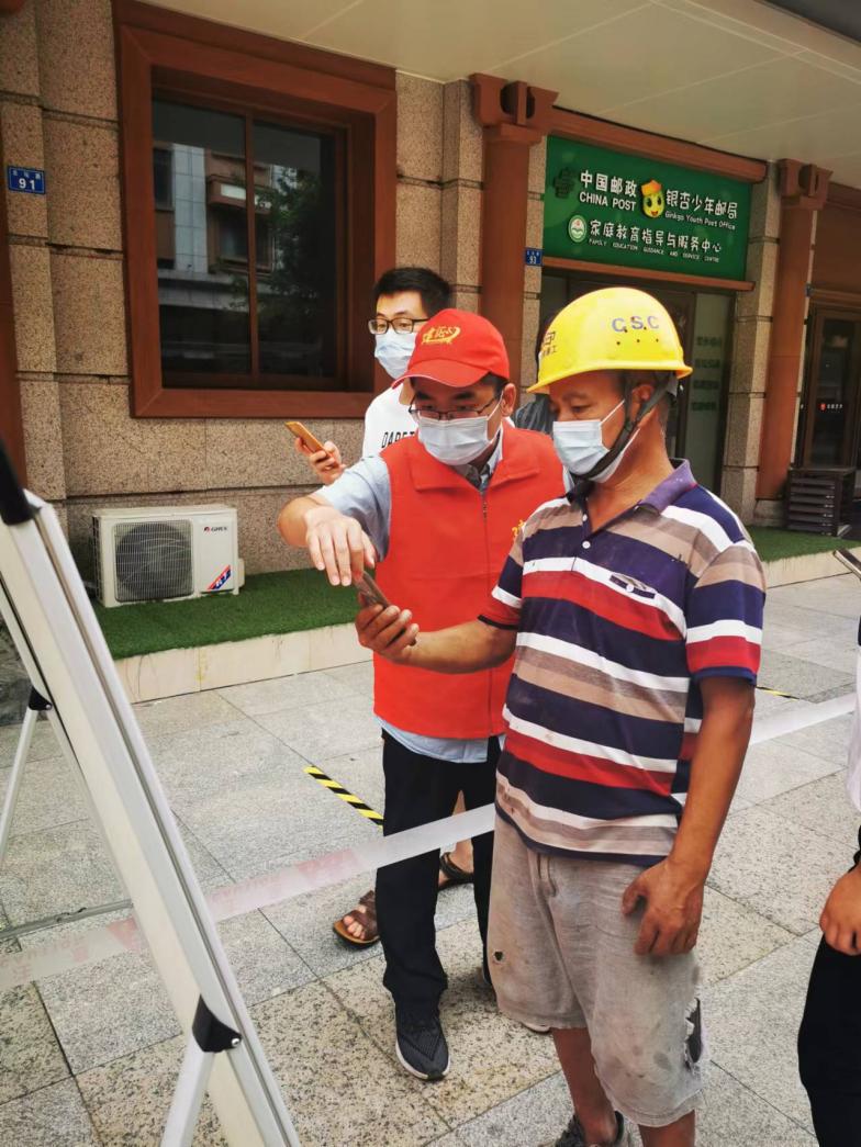 中建三局一公司亞心醫院項目青年志願者攜手紫東閣社區再出征。中建三局一公司西部公司供圖