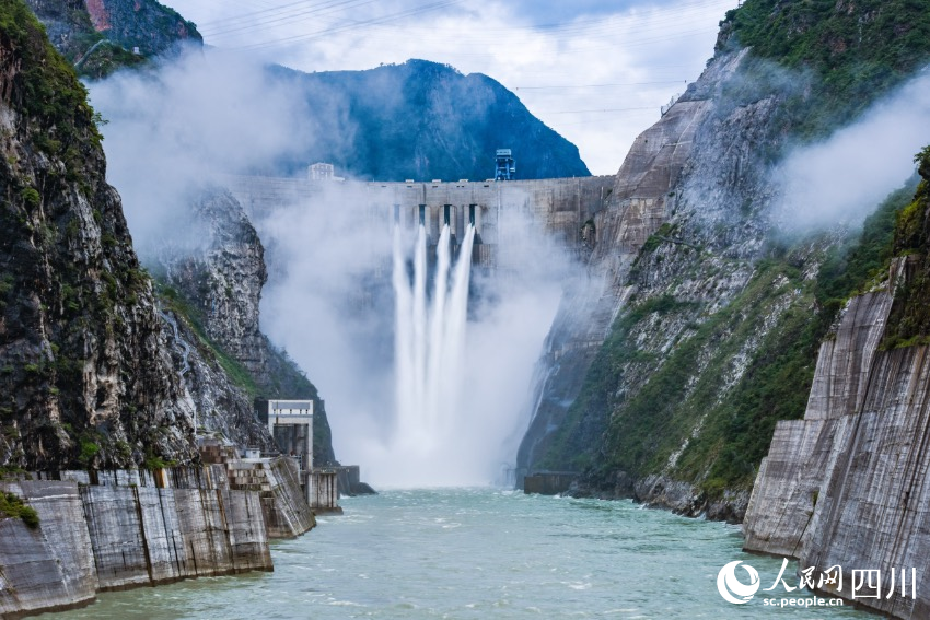冕宁县水能资源丰富，图为雅砻江上的锦屏电站。蒋志康摄