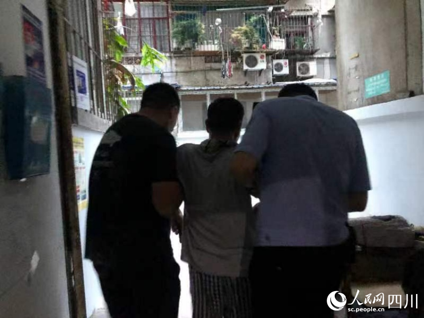 民警、社工合力救助生病老人。王晓斌摄