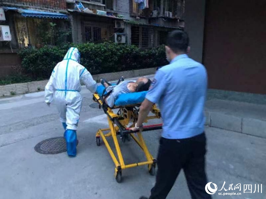 民警、社工合力救助生病老人。王晓斌摄