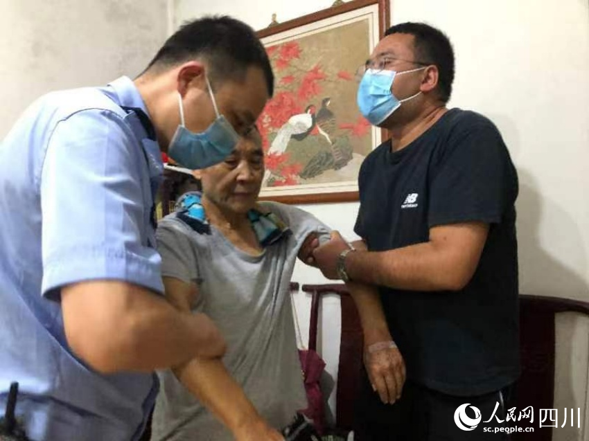 民警、社工合力救助生病老人。王晓斌摄