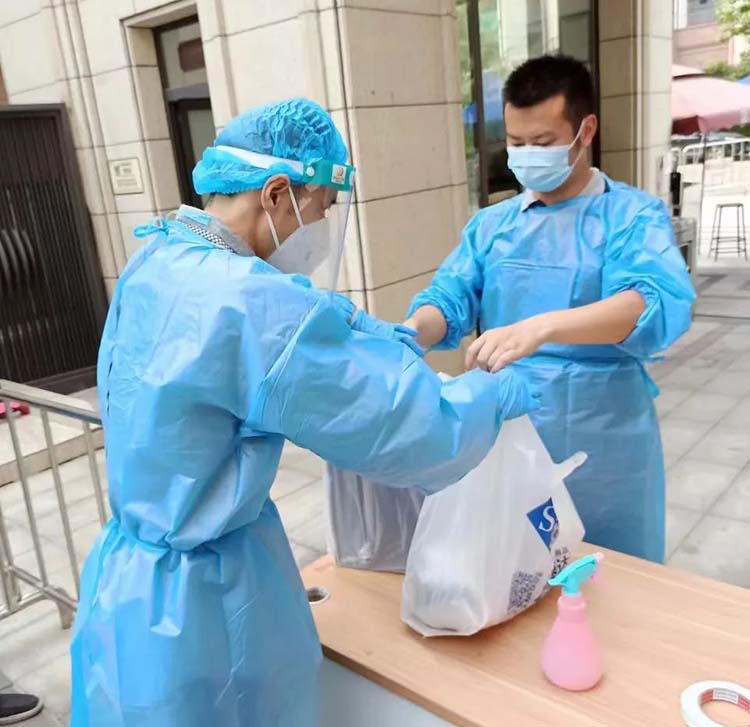 志愿者给工作人员送来外卖。天府新区融媒体中心供图