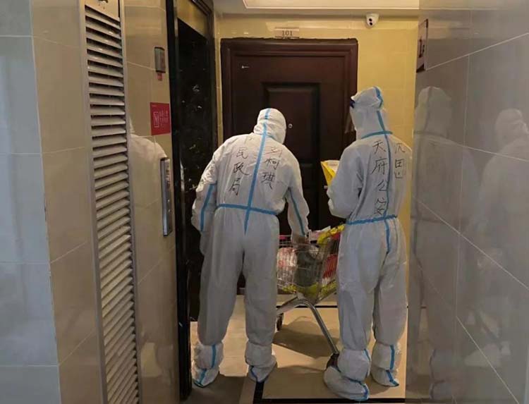 志愿者将货物送到居民家。天府新区融媒体中心供图