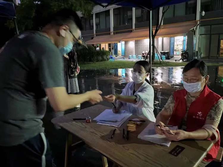 志愿者现场扫描核酸检测信息。天府新区融媒体中心供图