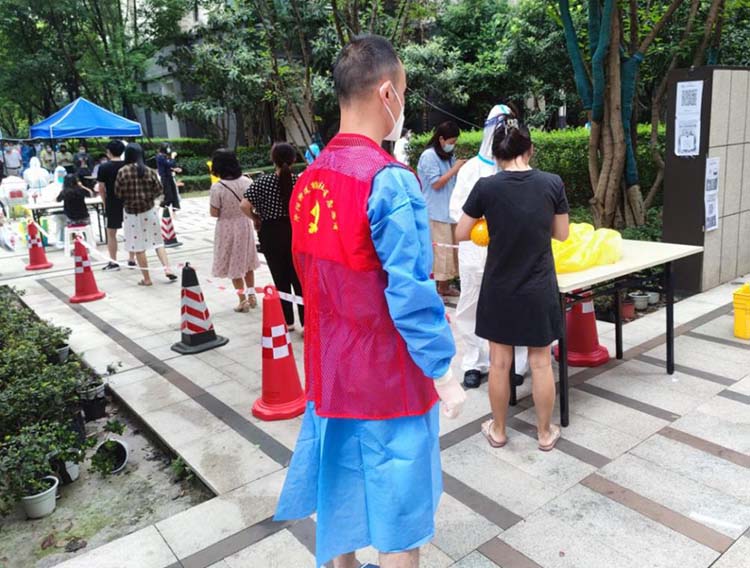 志愿者现场维护秩序。天府新区融媒体中心供图