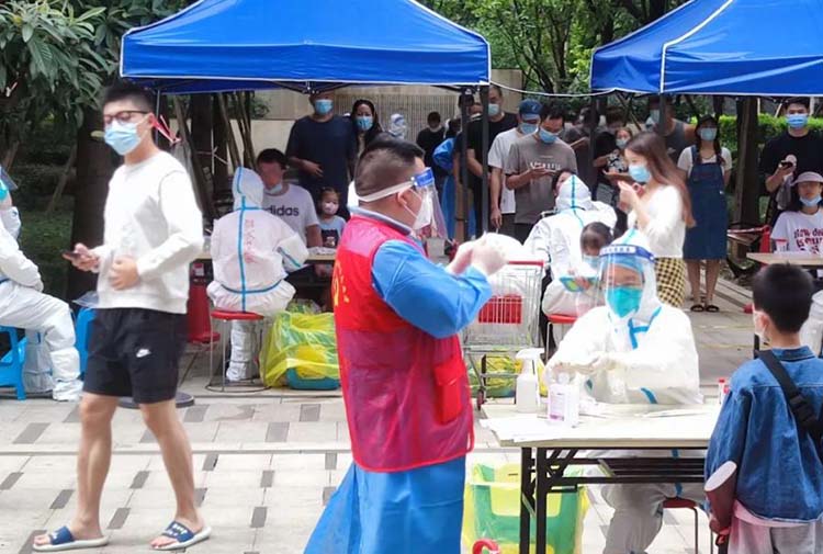志愿者在现场做好服务工作。天府新区融媒体中心供图