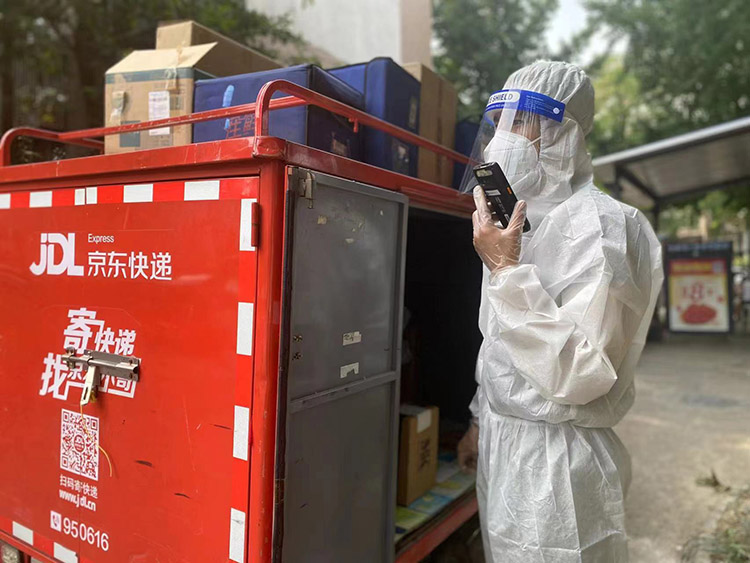 快递小哥将货物送到小区门口。天府新区融媒体中心供图
