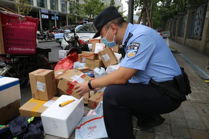 民警和志願者一起對居民購買的物資進行整理和分發。成都高新公安供圖