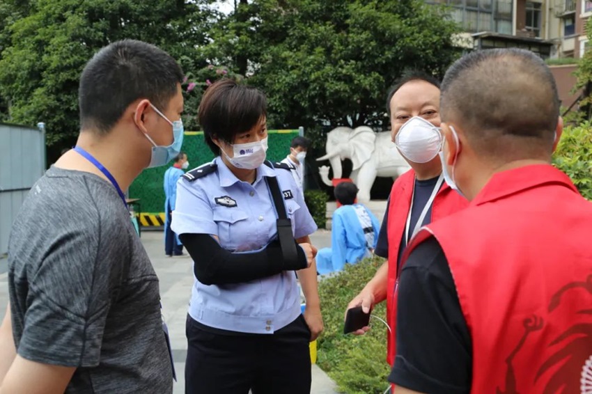 右手骨折的晉薇堅守在工作崗位上。成都高新公安供圖