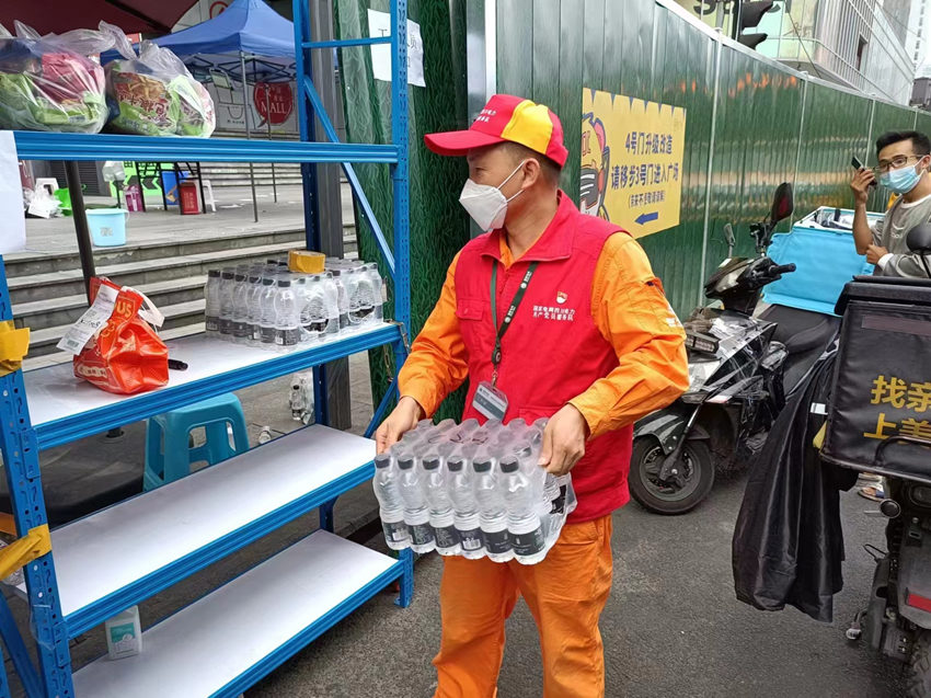 國家電網四川電力（成都）連心橋共產黨員服務隊志願者。國網成都供電公司供圖 